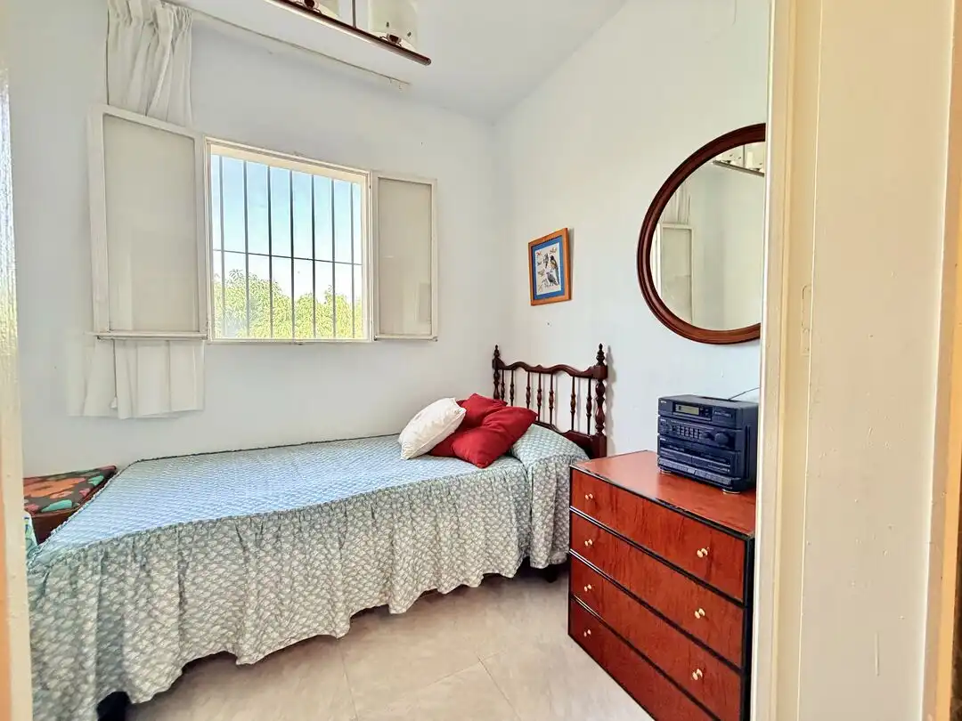 Dormitori de Casa o xalet en venda en Benamocarra amb Jardí privat i Moblat