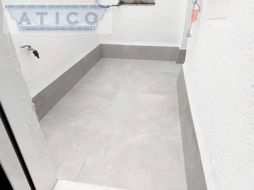 Vista exterior de Local en venta en Sevilla