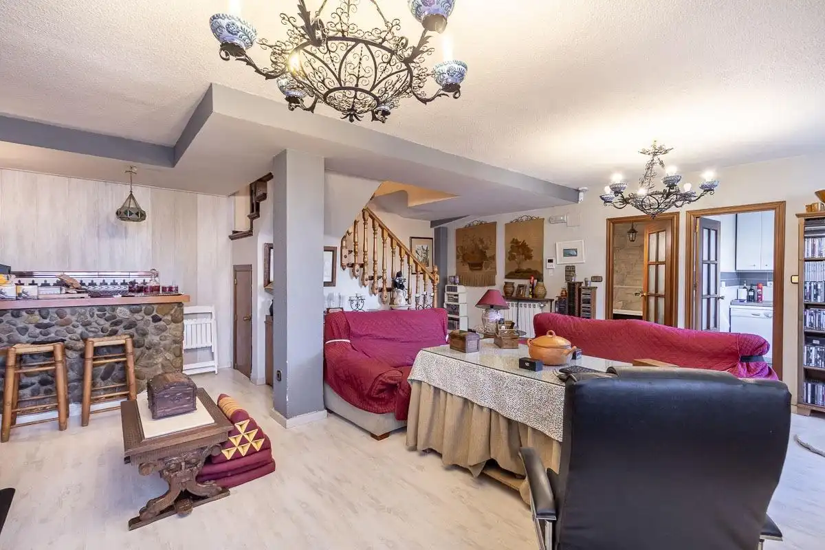 Sala d'estar de Casa o xalet en venda en Pinos Genil amb Aire condicionat, Jardí privat i Terrassa