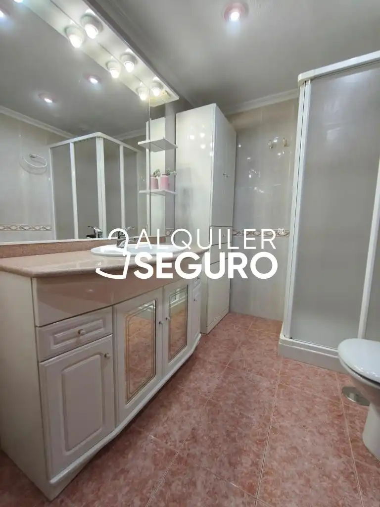 Bathroom of Flat for rent in Alicante / Alacant  with Air Conditioner, Terrace and Swimming Pool
