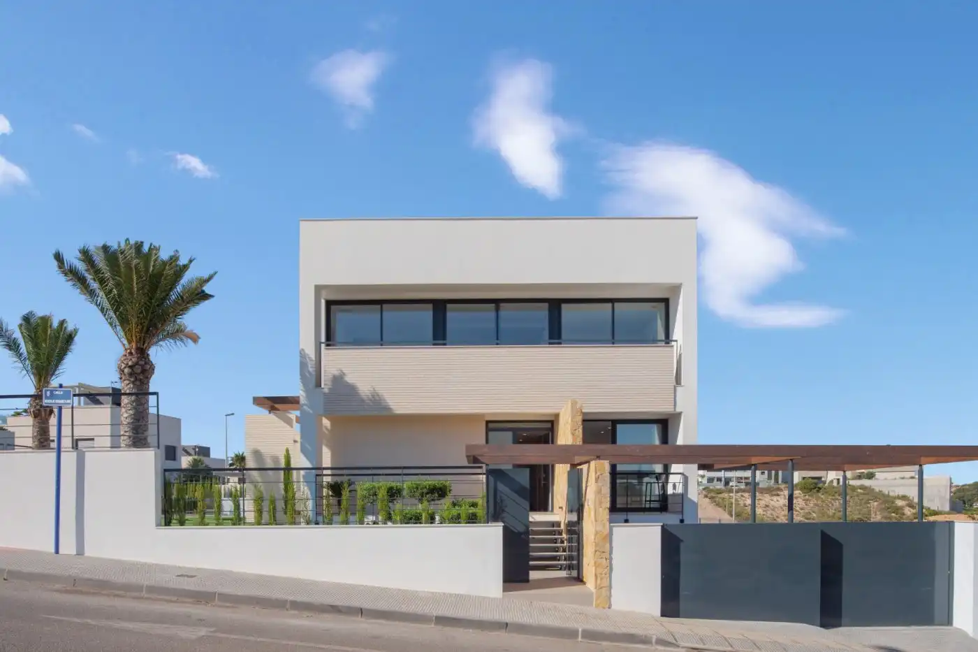 Vista exterior de Casa o xalet en venda en Orihuela amb Aire condicionat, Jardí privat i Terrassa