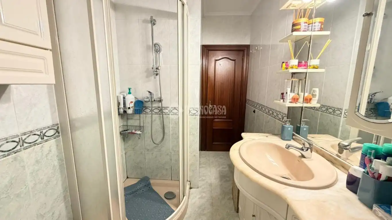 Baño de Piso en venta en Gijón  con Calefacción y Amueblado