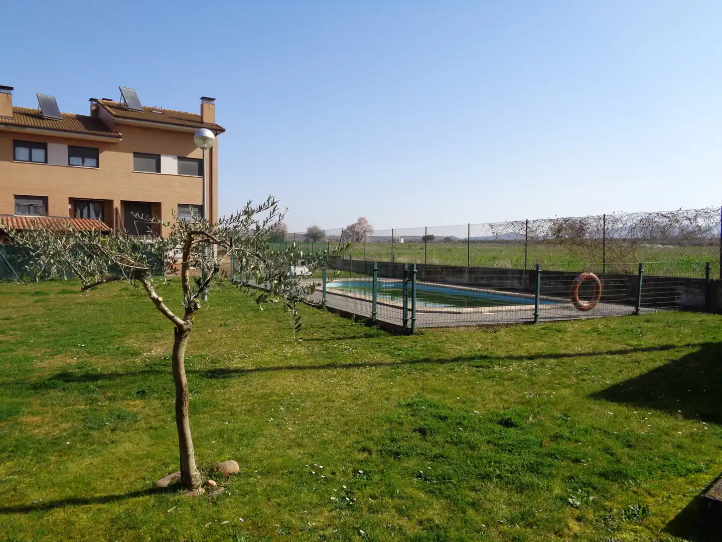 Piscina de Casa adosada en venta en Uruñuela con Calefacción, Jardín privado y Parquet