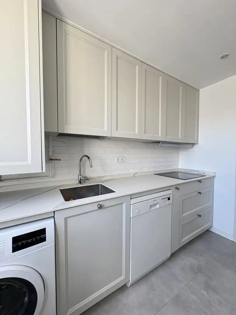 Cuina de Àtic de lloguer en  Madrid Capital amb Aire condicionat, Terrassa i Traster