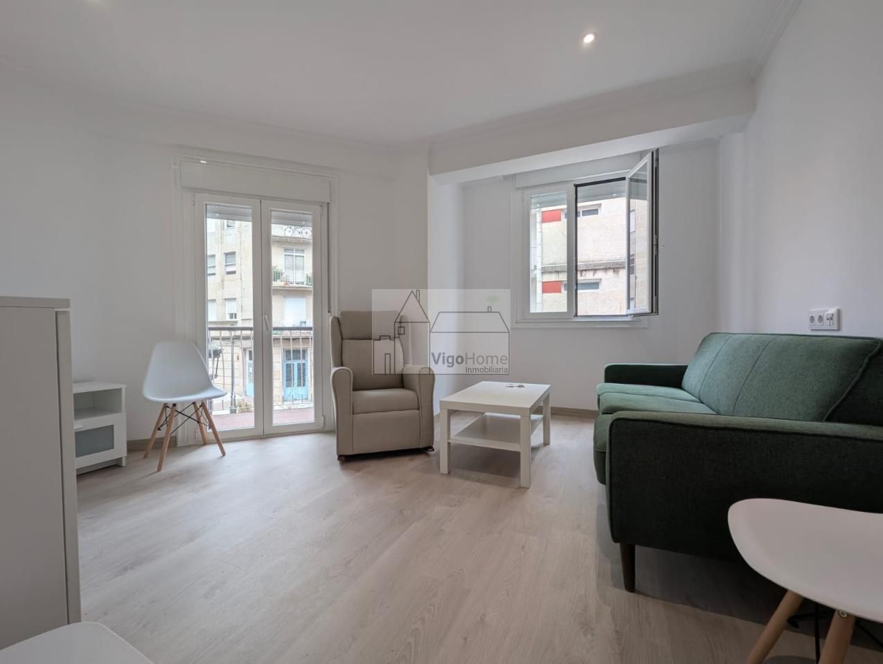 Living room of Flat to rent in Vigo   with Heating, Terrace and Furnished