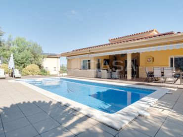 Casa amb balcó en venda a Corbera de Llobregat