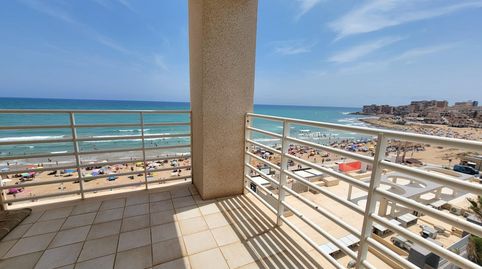 Ático con impresionantes vistas frontales al mar, en primera línea de la playa, 2 dormitorios, 2 baños, plaza de garaje, piscina y, imatge 2
