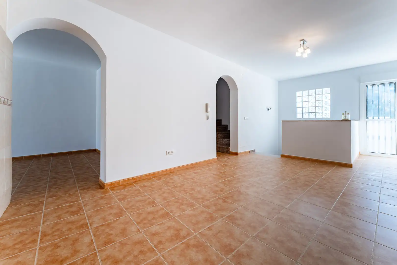 Einfamilien-Reihenhaus zum Verkauf in Sayalonga mit Terrasse und Balkon
