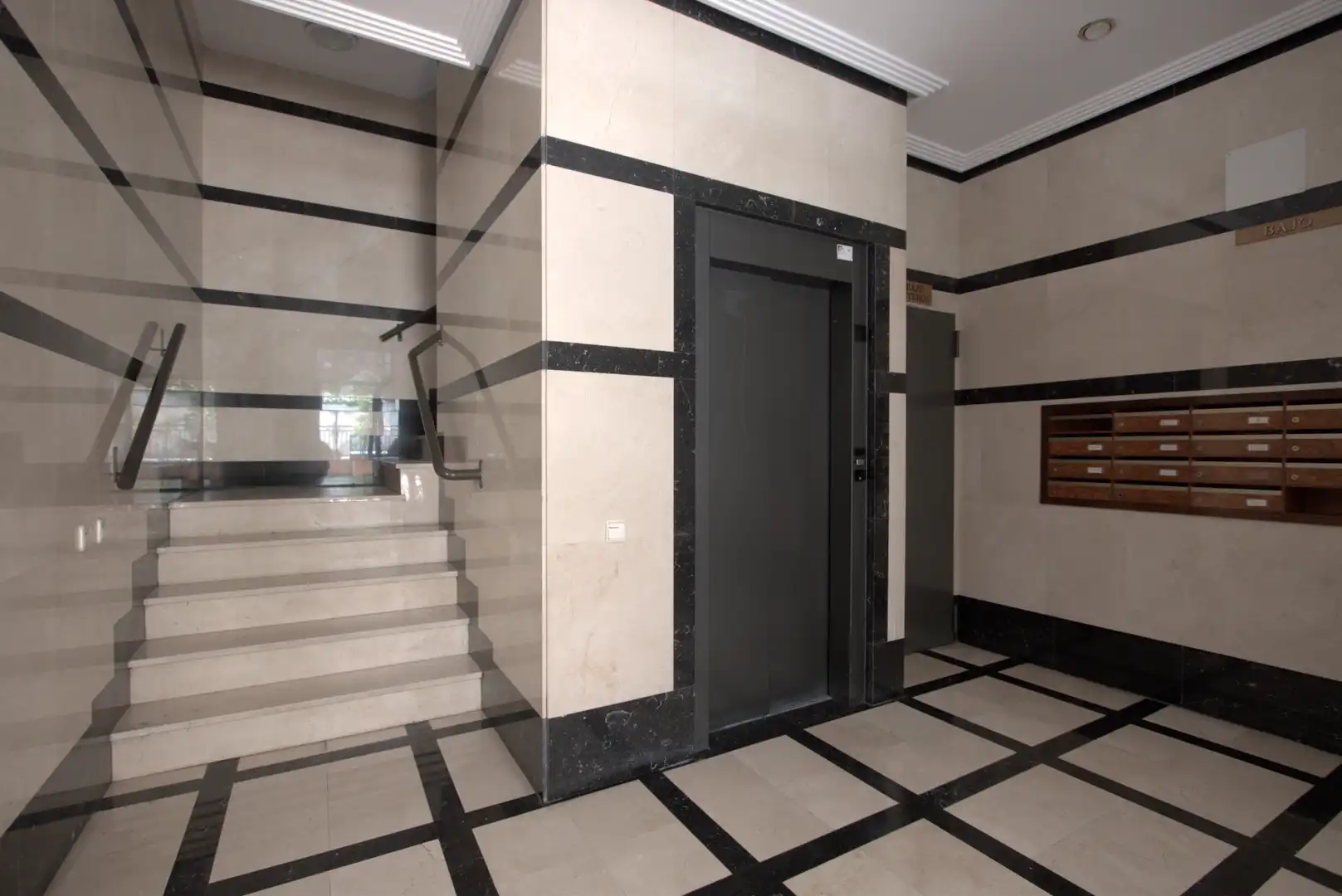 Flat for rent in Madrid  with Air Conditioner, Private garden and Storage room
