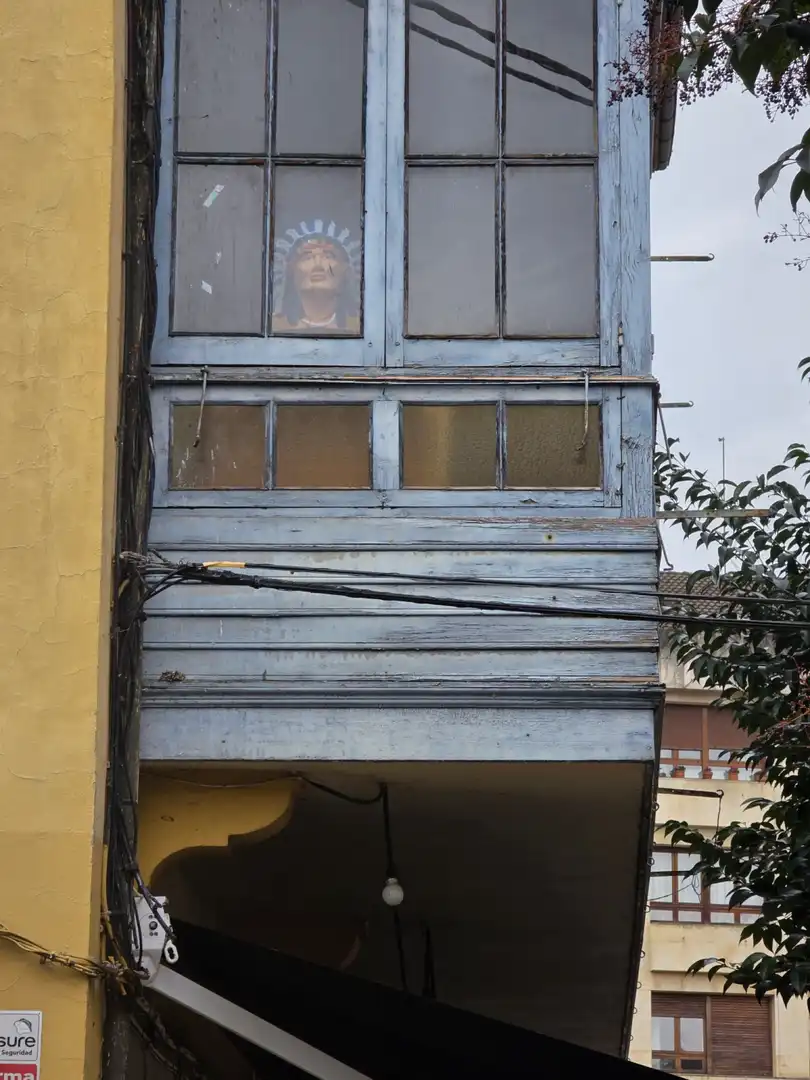 Außenansicht von Einfamilien-Reihenhaus zum Verkauf in Nava mit Terrasse