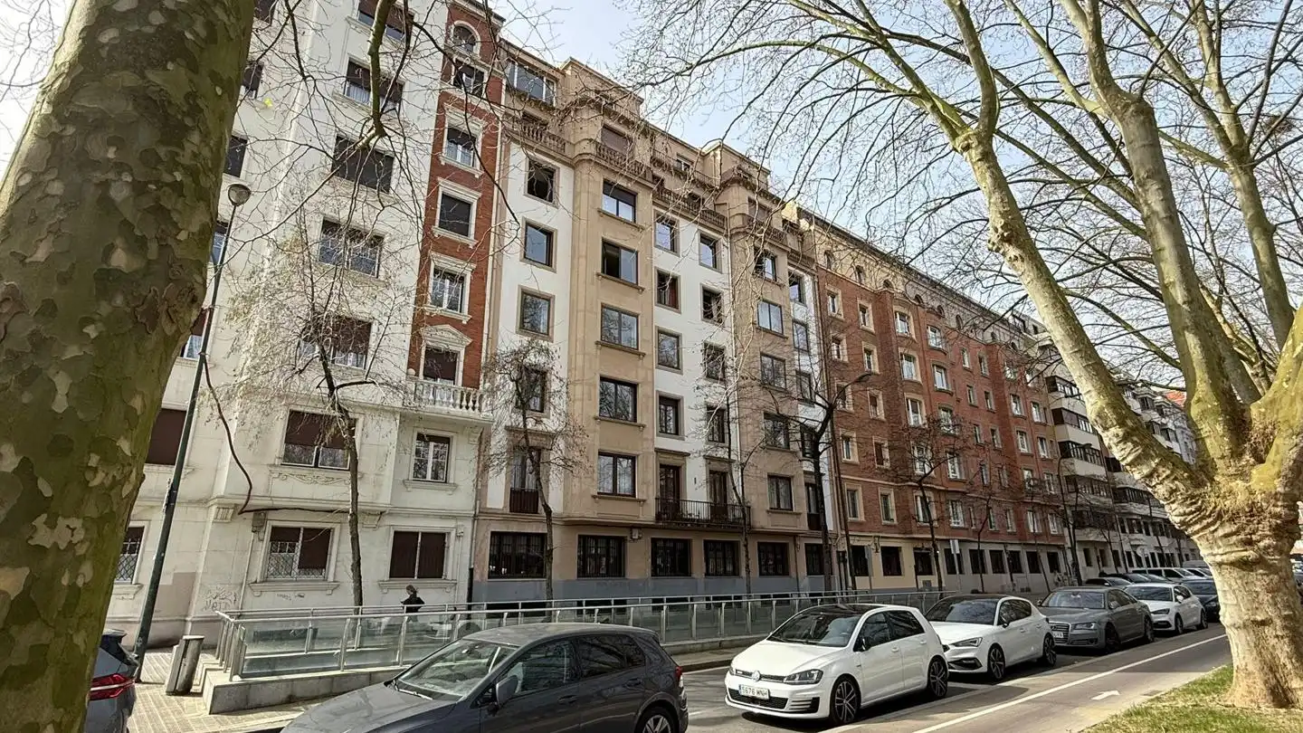 Vista exterior de Pis en venda en Bilbao  amb Calefacció, Parquet i Terrassa
