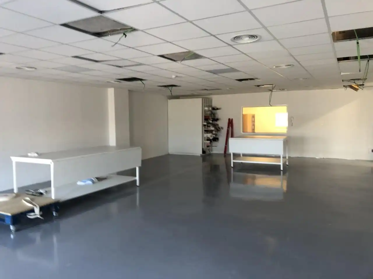 Nau industrial de lloguer en Barcelona amb Calefacció i Alarma
