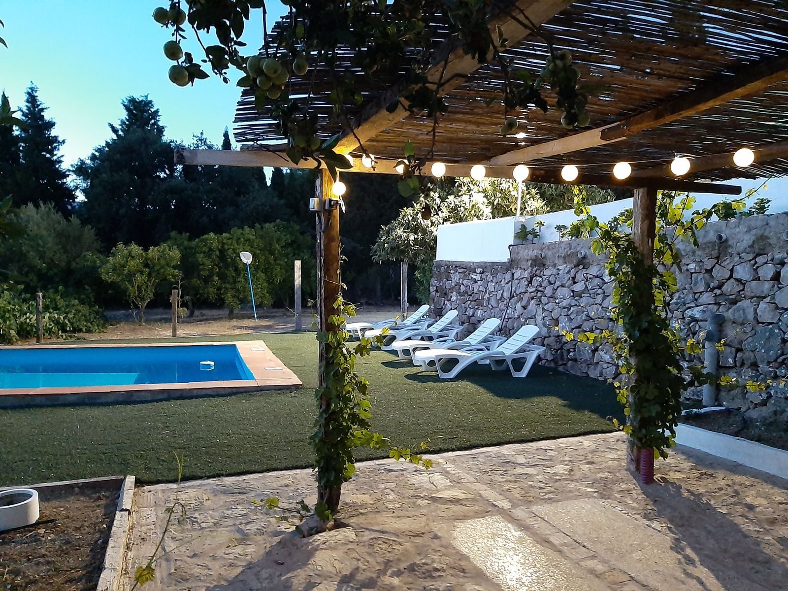 Piscina de Finca rústica de lloguer en Ubrique amb Aire condicionat, Calefacció i Jardí privat
