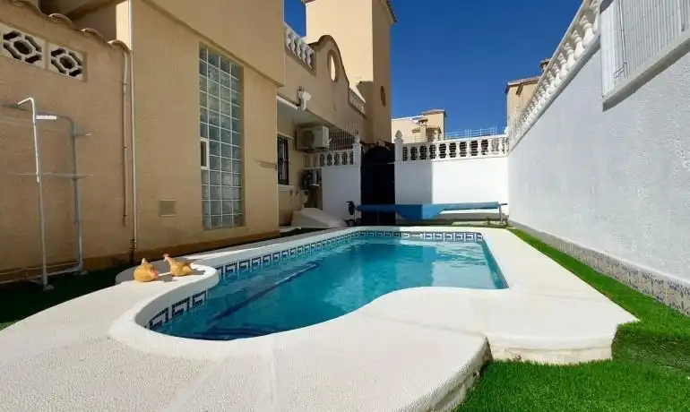 Piscina de Casa adosada en venda en Orihuela amb Aire condicionat, Jardí privat i Terrassa