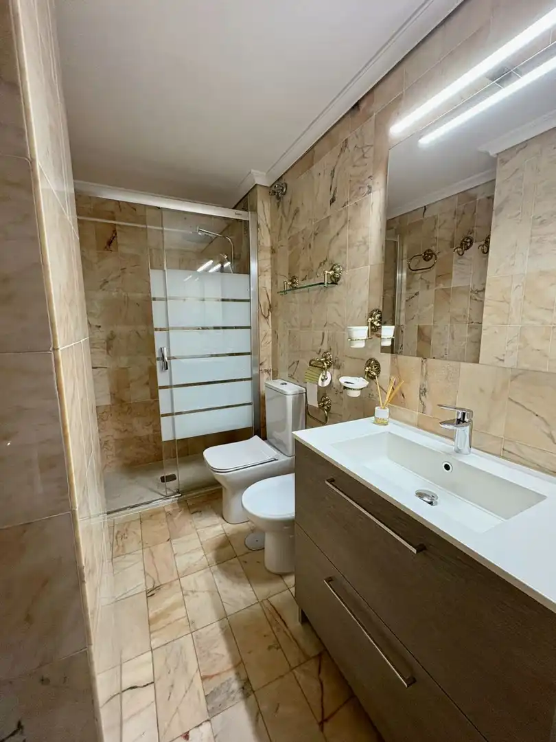 Bathroom of Flat for sale in Sevilla  with Air Conditioner, Heating and Terrace