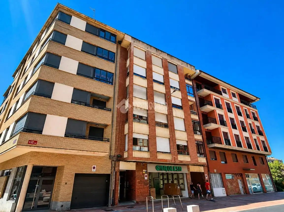 Vista exterior de Pis en venda en León Capital  amb Calefacció, Parquet i Terrassa