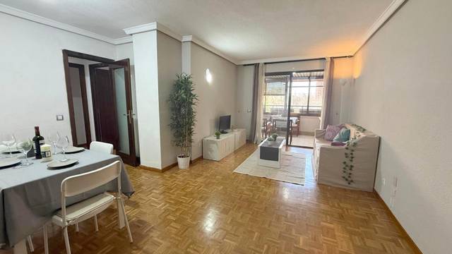 Piso en Venta en Calle de Antonio Mairena en Palomeras Sureste