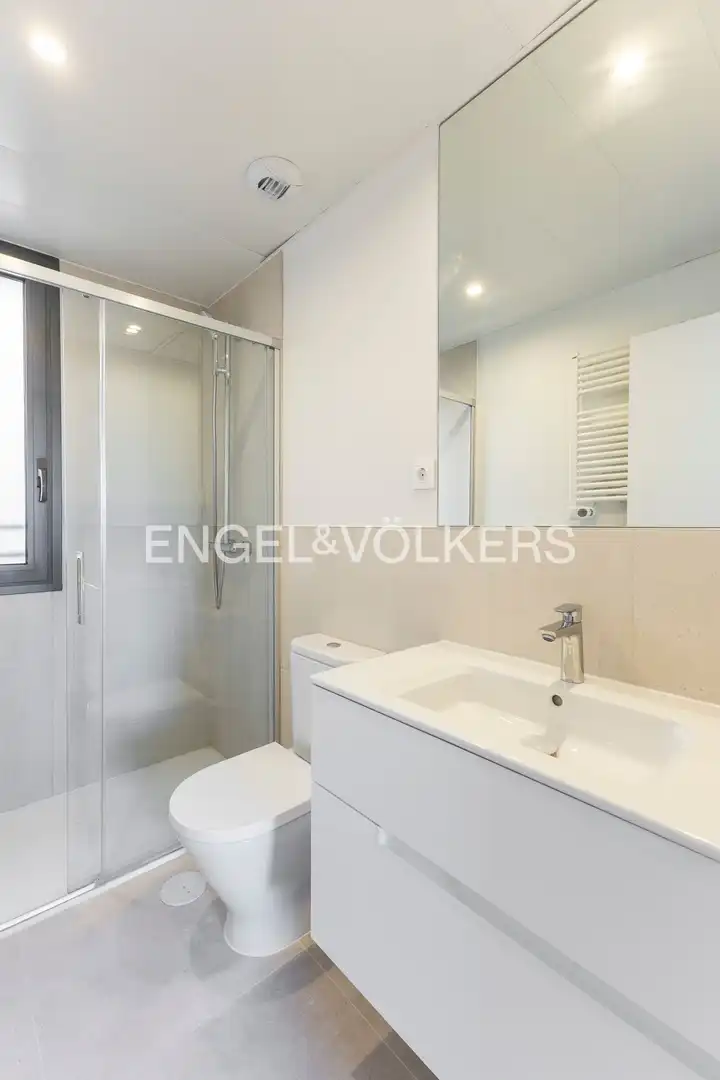 Baño de Piso de alquiler en Madrid con Aire acondicionado, Calefacción y Jardín privado
