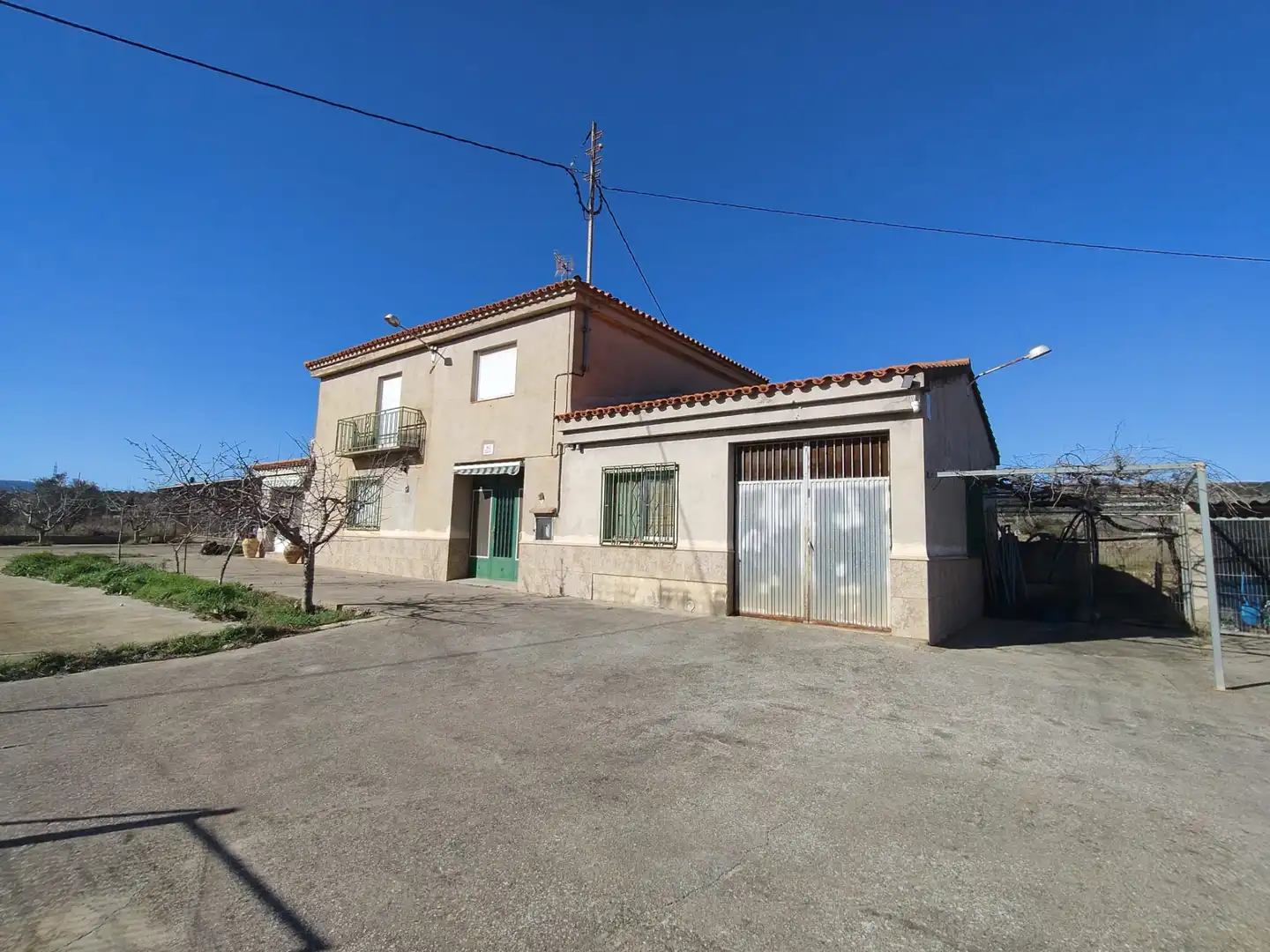 Vista exterior de Casa o xalet en venda en Atzeneta del Maestrat amb Calefacció, Jardí privat i Terrassa