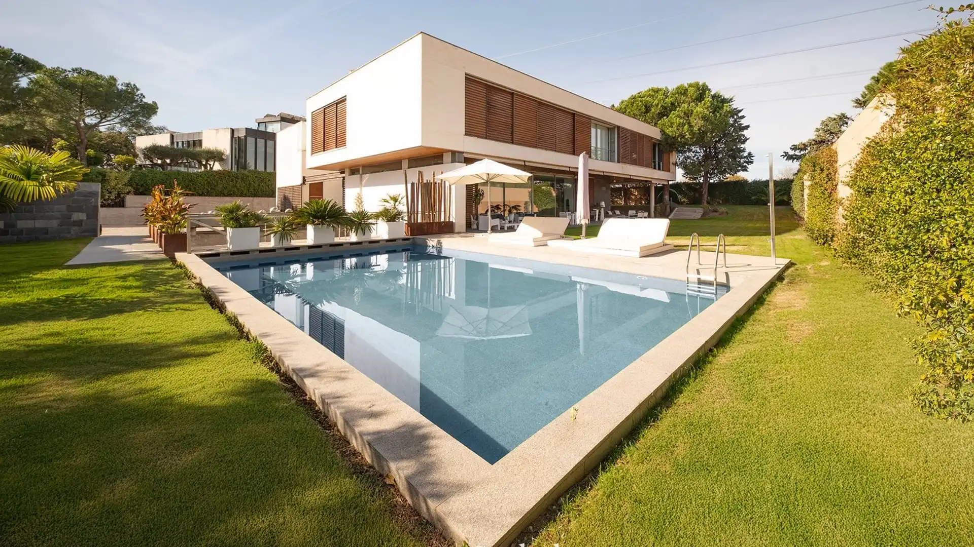 Swimming pool of Houses for sale in Pozuelo de Alarcón  with Air Conditioner, Heating and Private garden