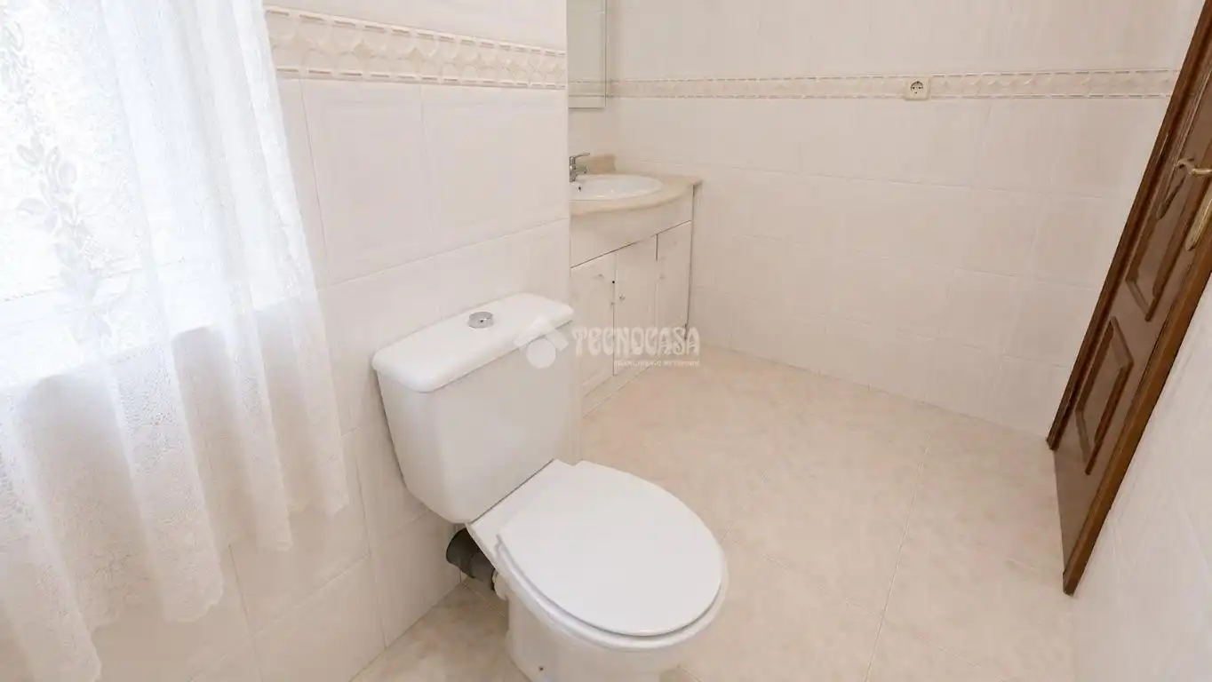 Badezimmer von Wohnung zum Verkauf in Pinto mit Balkon