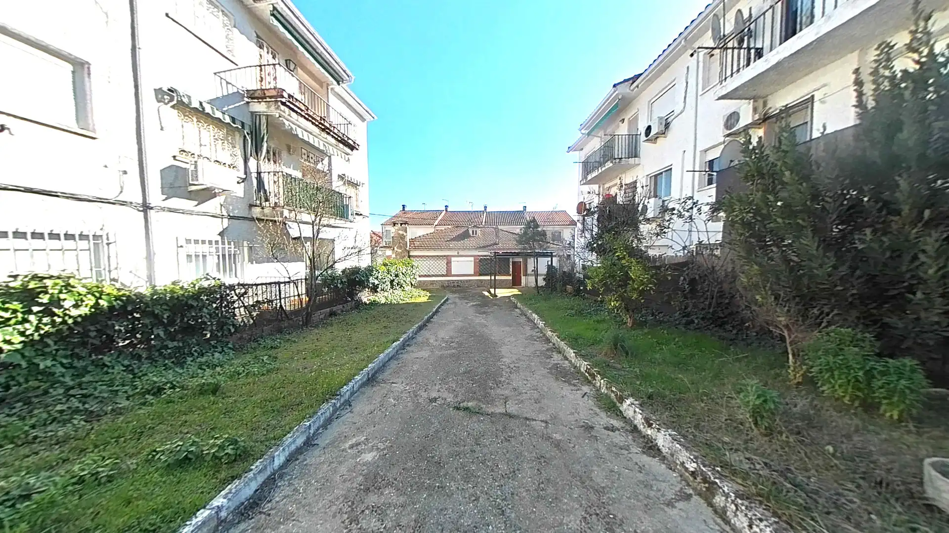Vista exterior de Casa o xalet en venda en Lanzahíta amb Jardí privat i Terrassa