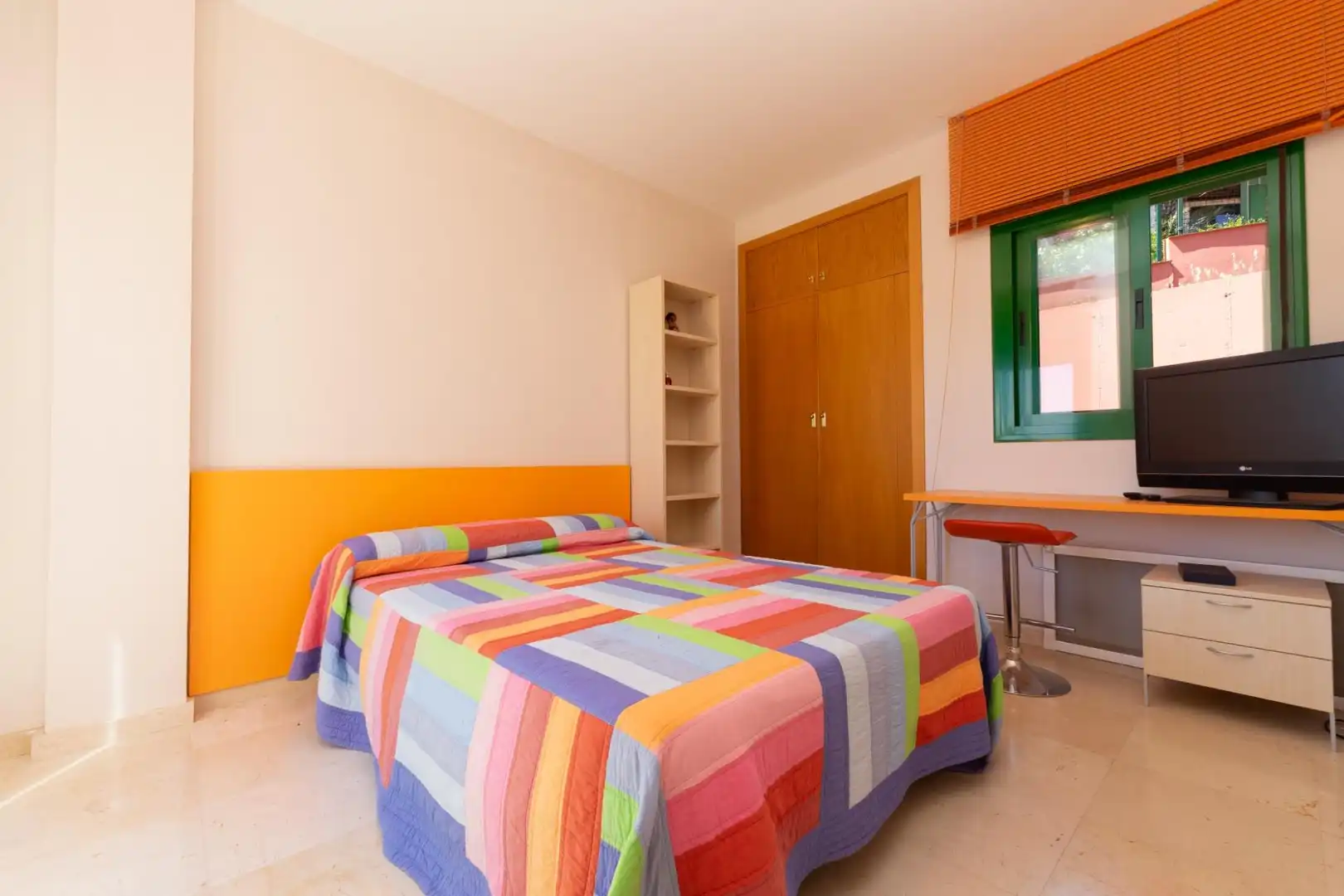 Habitación de Dúplex en venta en Fuengirola con Terraza, Trastero y Piscina comunitaria