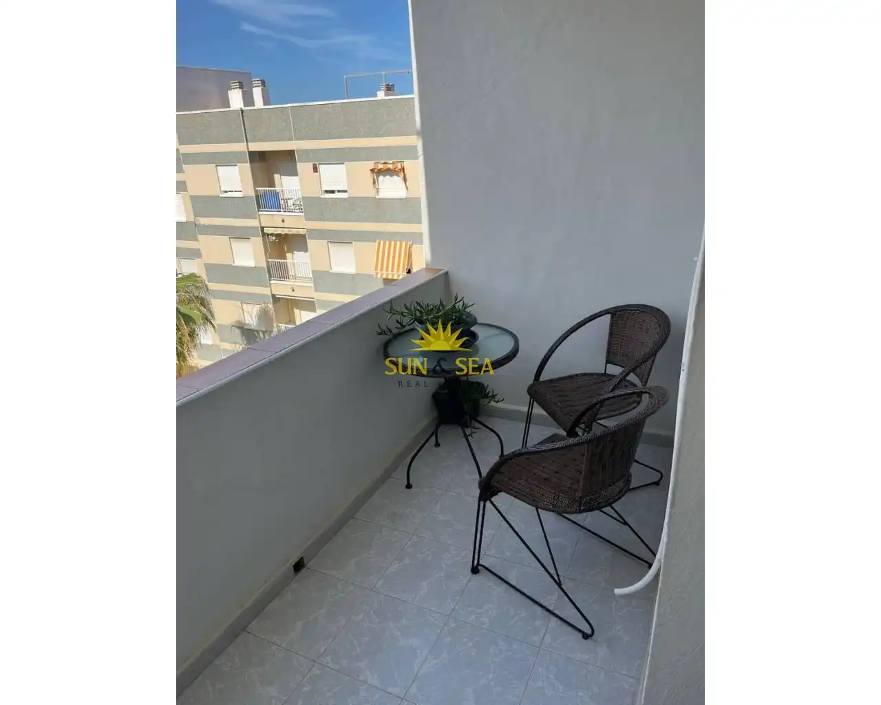 Terraza de Apartamento de alquiler en Torrevieja con Aire acondicionado, Calefacción y Horno