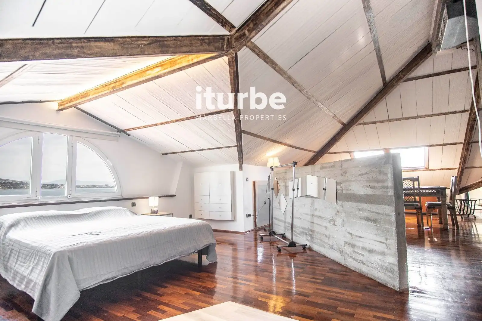 Schlafzimmer von Dachboden zur Miete in Fuengirola mit Klimaanlage, Terrasse und Möbliert