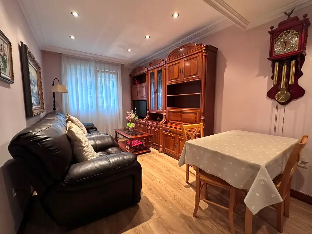 Sala de estar de Piso en venta en Gijón  con Calefacción, Parquet y Amueblado