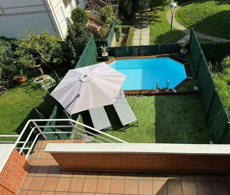 Piscina de Casa adosada en venda en Sopela amb Calefacció, Jardí privat i Terrassa