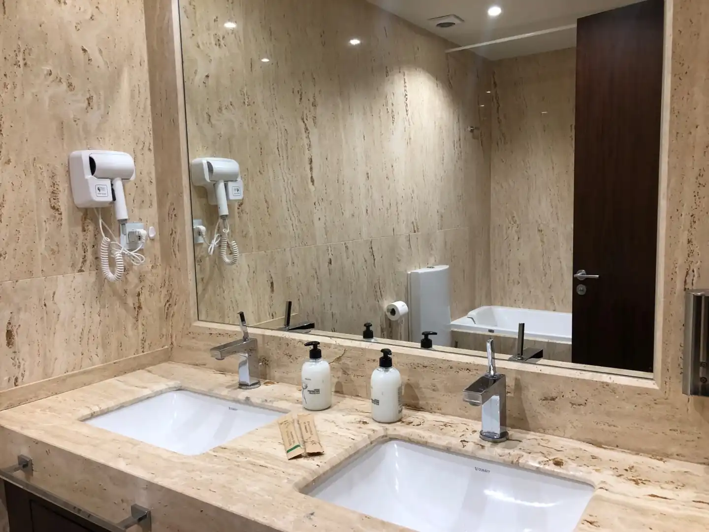 Baño de Planta baja de alquiler en Marbella con Aire acondicionado, Calefacción y Terraza