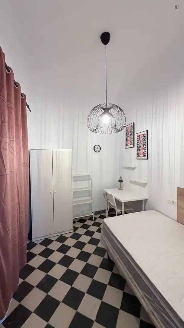 Dormitori de Apartament per a compartir en Granada amb Moblat, Forn i Microones