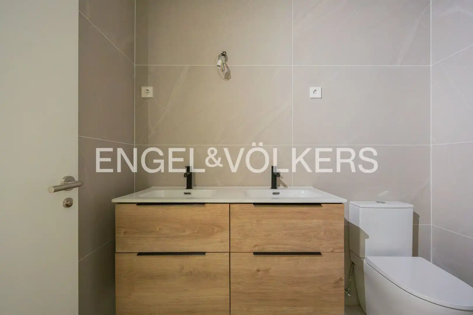 Bathroom of Flat for rent in Bilbao   with Heating and Balcony