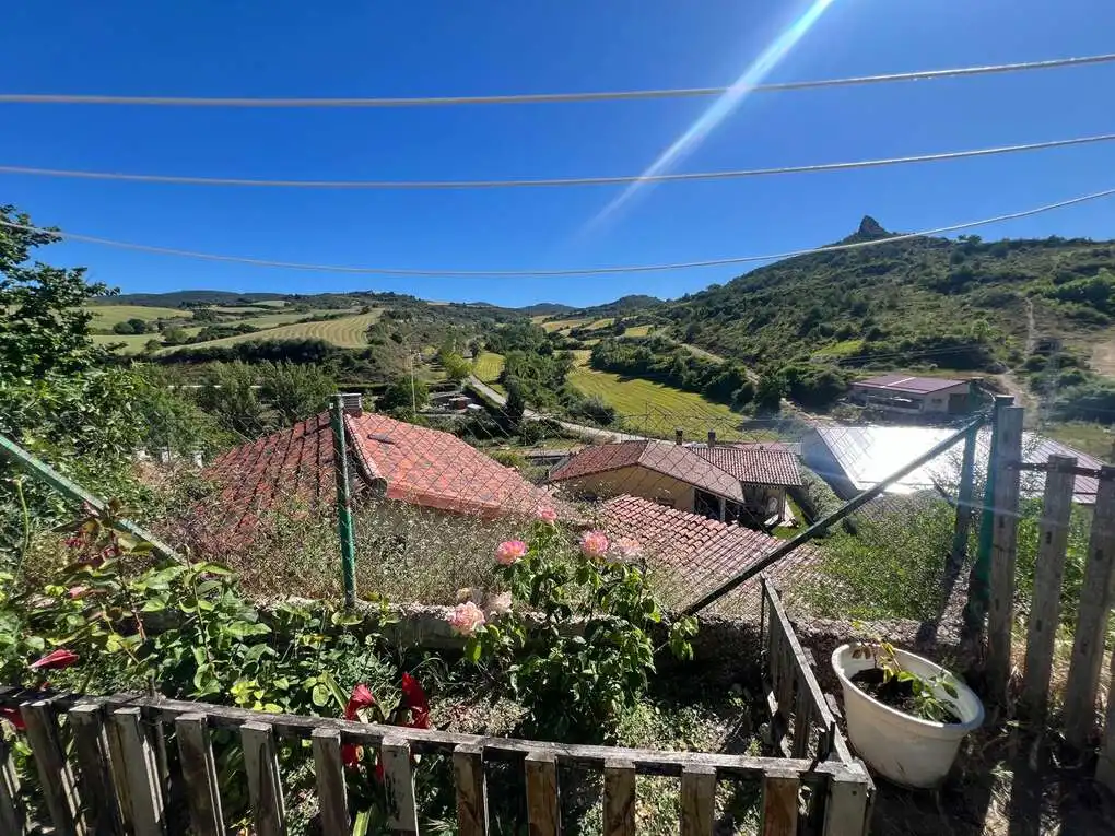 Vista exterior de Casa o xalet en venda en Añana amb Calefacció, Jardí privat i Traster