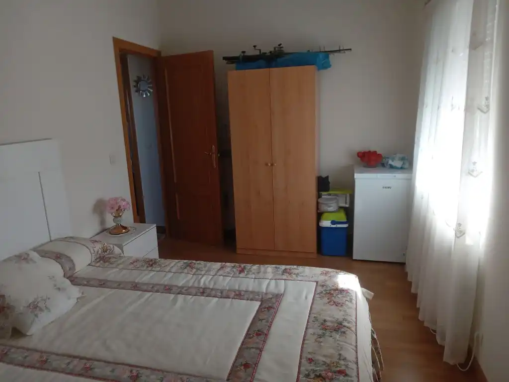 Habitación de Apartamento en venta en Valdorros con Calefacción, Terraza y Amueblado