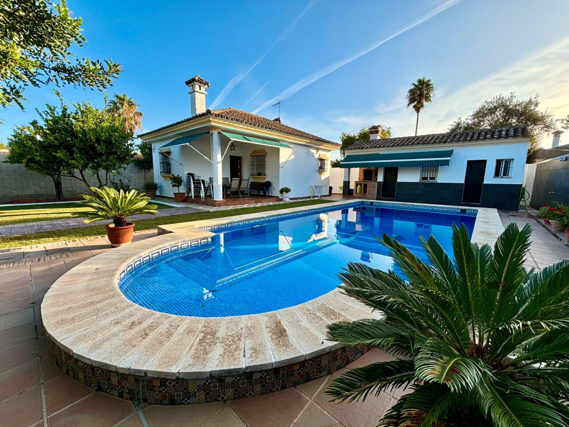 Exterior view of House or chalet for sale in Arcos de la Frontera  with Private garden, Storage room and Swimming Pool