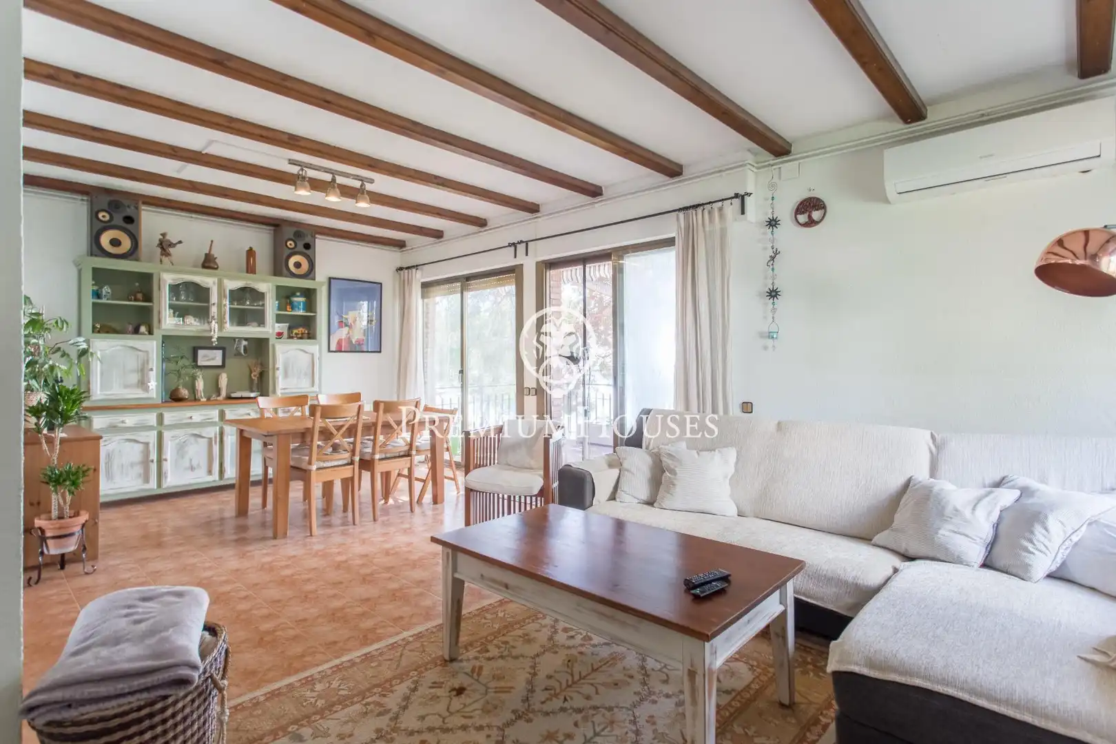 Sala d'estar de Casa o xalet en venda en Arenys de Mar amb Calefacció, Jardí privat i Terrassa