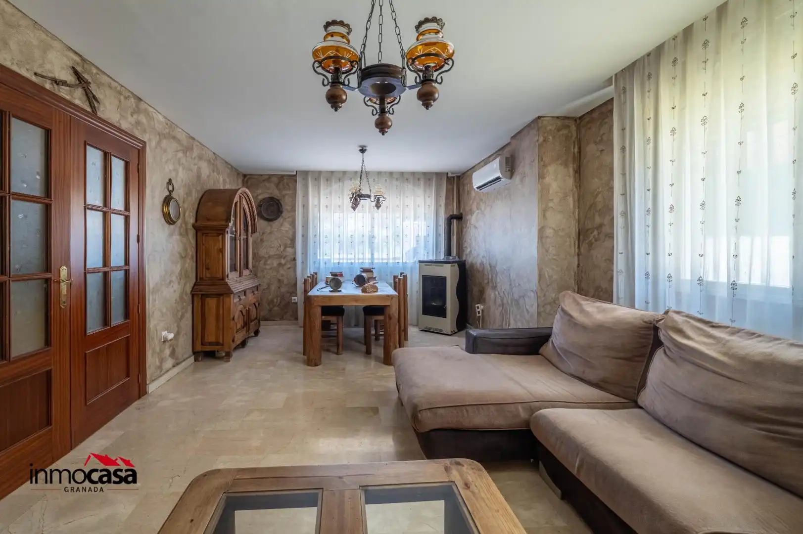 Sala de estar de Casa adosada en venta en Jun con Aire acondicionado, Jardín privado y Piscina
