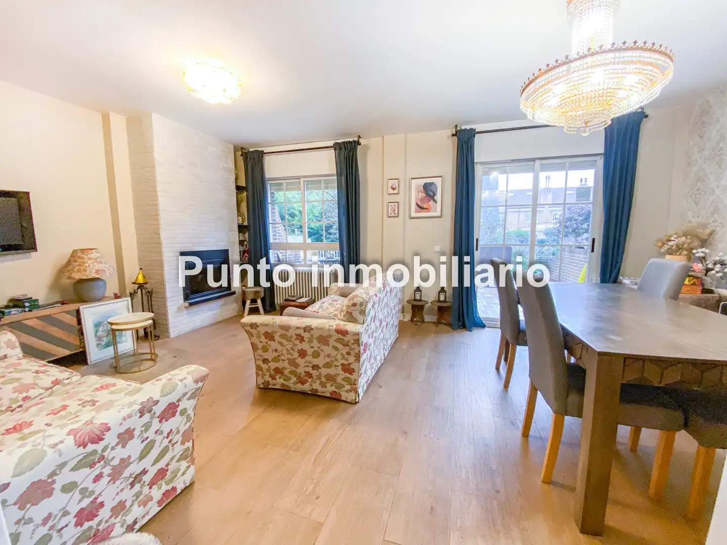 Vista exterior de Casa adosada en venda en Valladolid amb Calefacció, Jardí privat i Parquet