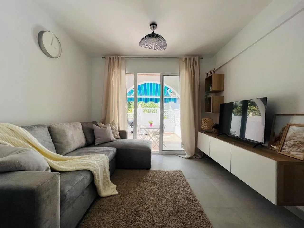 Sala d'estar de Planta baixa en venda en Torrevieja amb Calefacció, Terrassa i Piscina