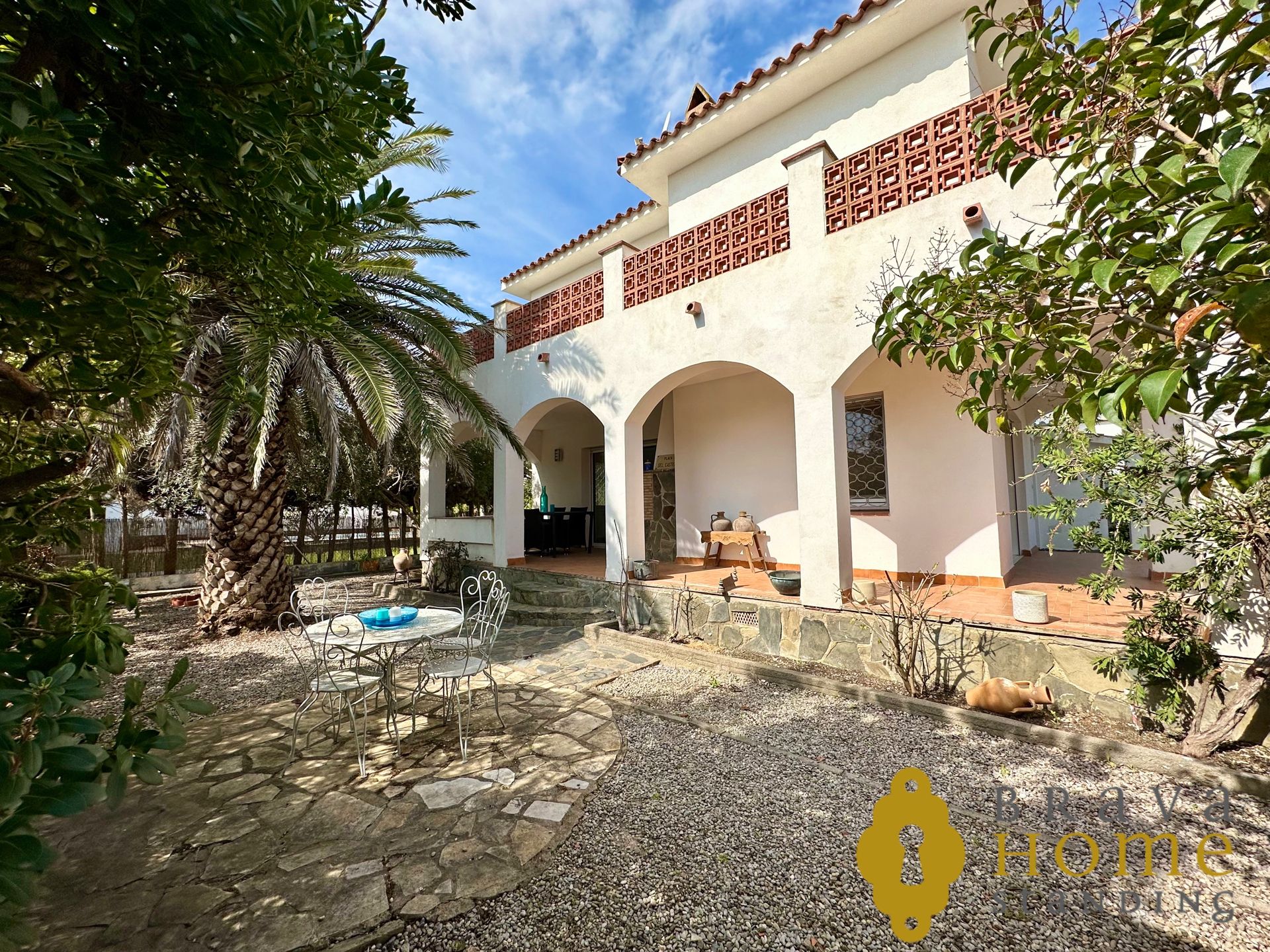 Vista exterior de Casa o xalet en venda en Empuriabrava amb Calefacció, Jardí privat i Terrassa