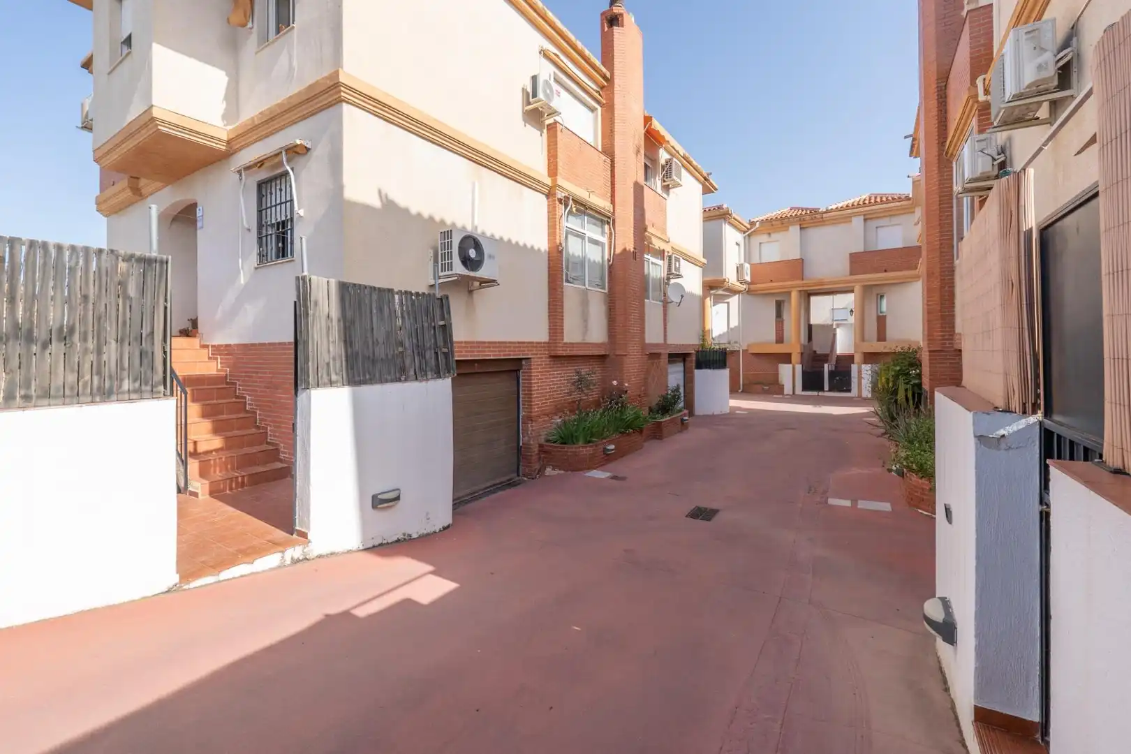 Vista exterior de Casa adosada en venta en Ogíjares con Aire acondicionado, Calefacción y Terraza