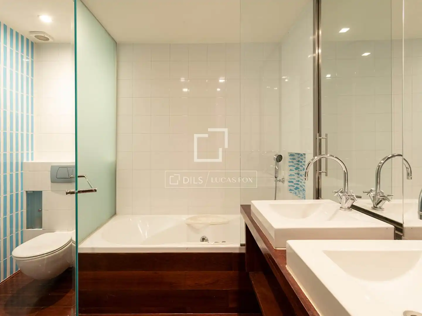 Bathroom of Houses for sale in Barcelona  with Air Conditioner, Terrace and Storage room