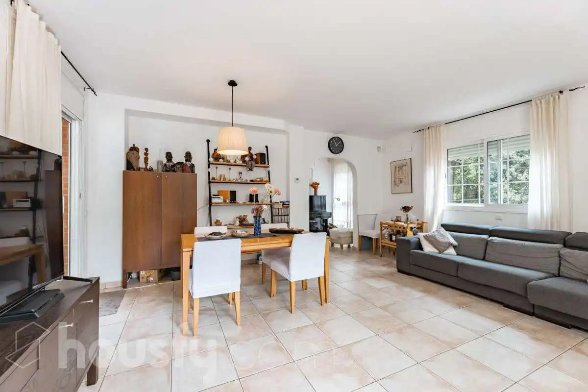 Sala d'estar de Casa o xalet en venda en Sant Cugat del Vallès amb Aire condicionat, Calefacció i Jardí privat