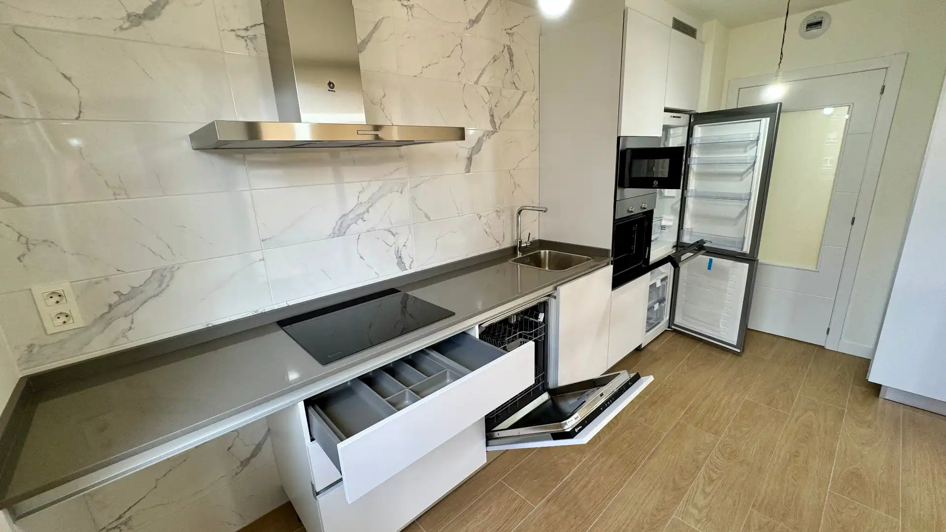 Cuina de Pis en venda en Gijón  amb Calefacció, Parquet i Terrassa