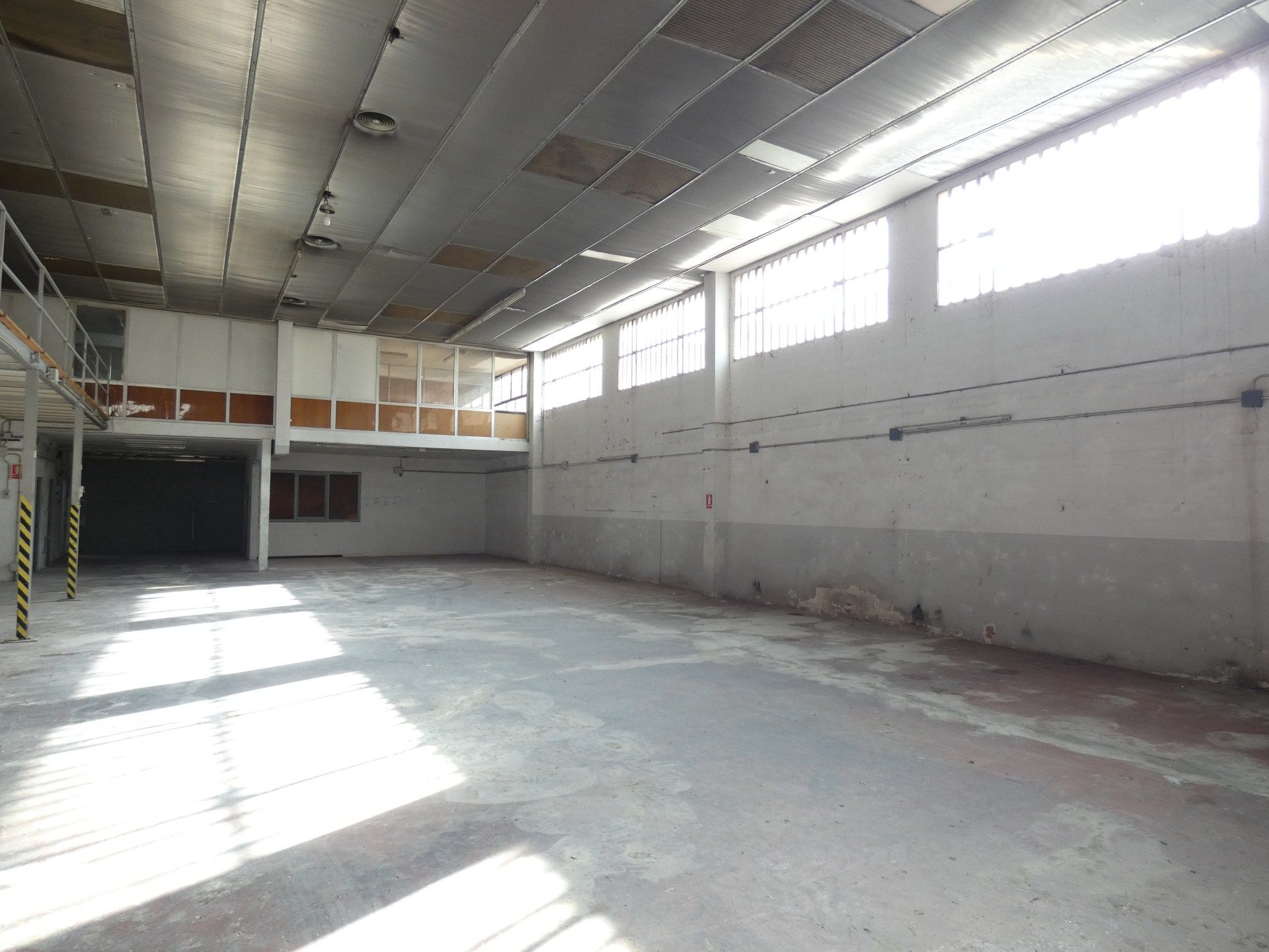 Nau industrial en venda a Centre - Cordelles