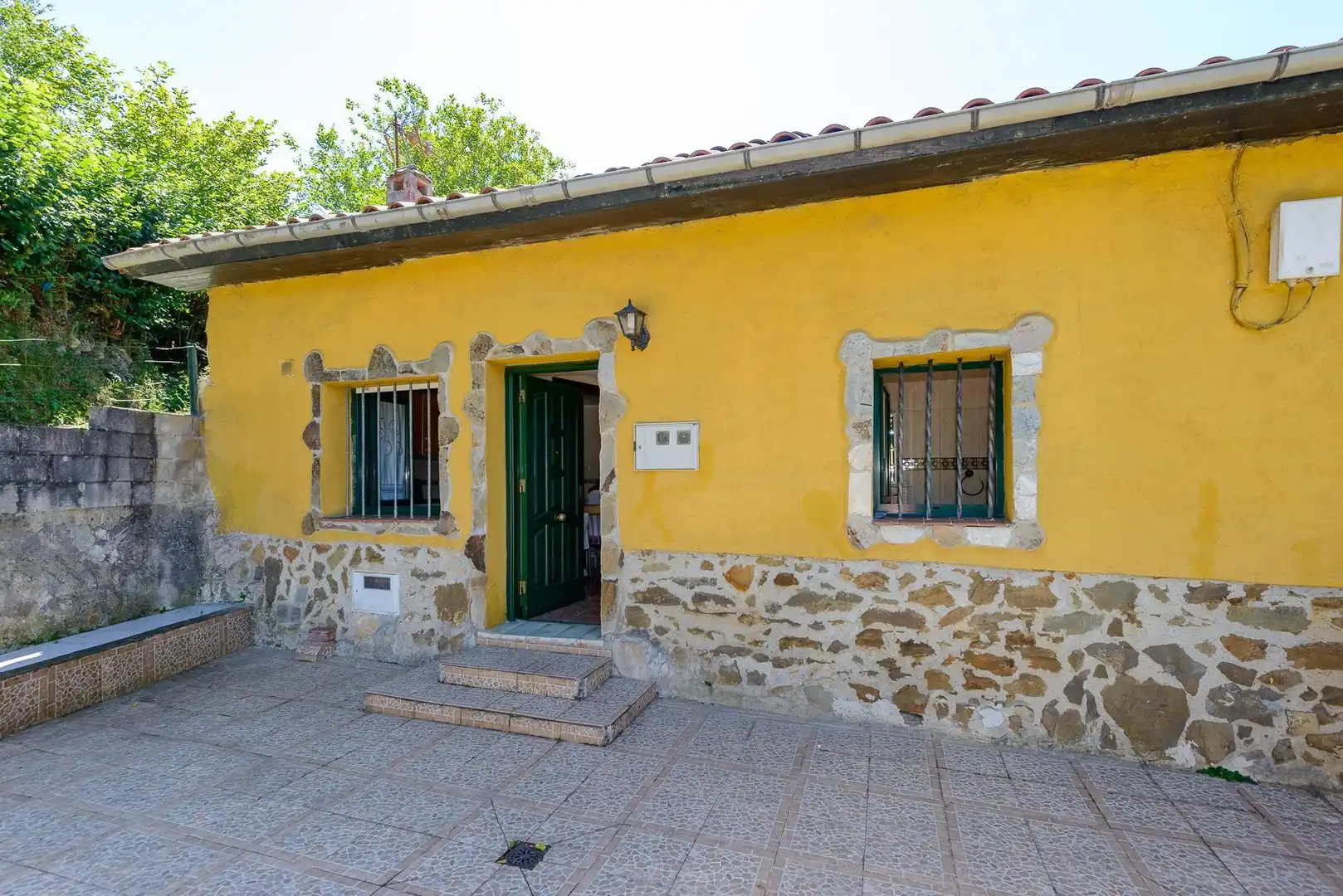 Vista exterior de Casa adosada en venda en Mieres (Asturias) amb Jardí privat, Terrassa i Moblat