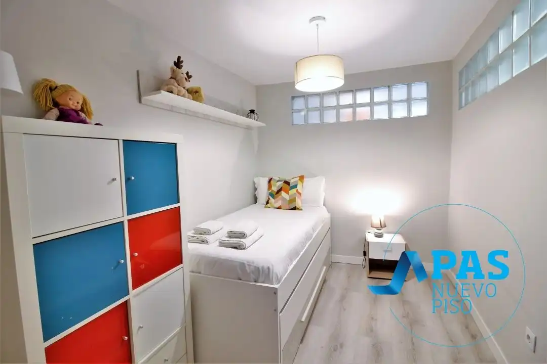 Schlafzimmer von Wohnung zur Miete in Santander mit Balkon