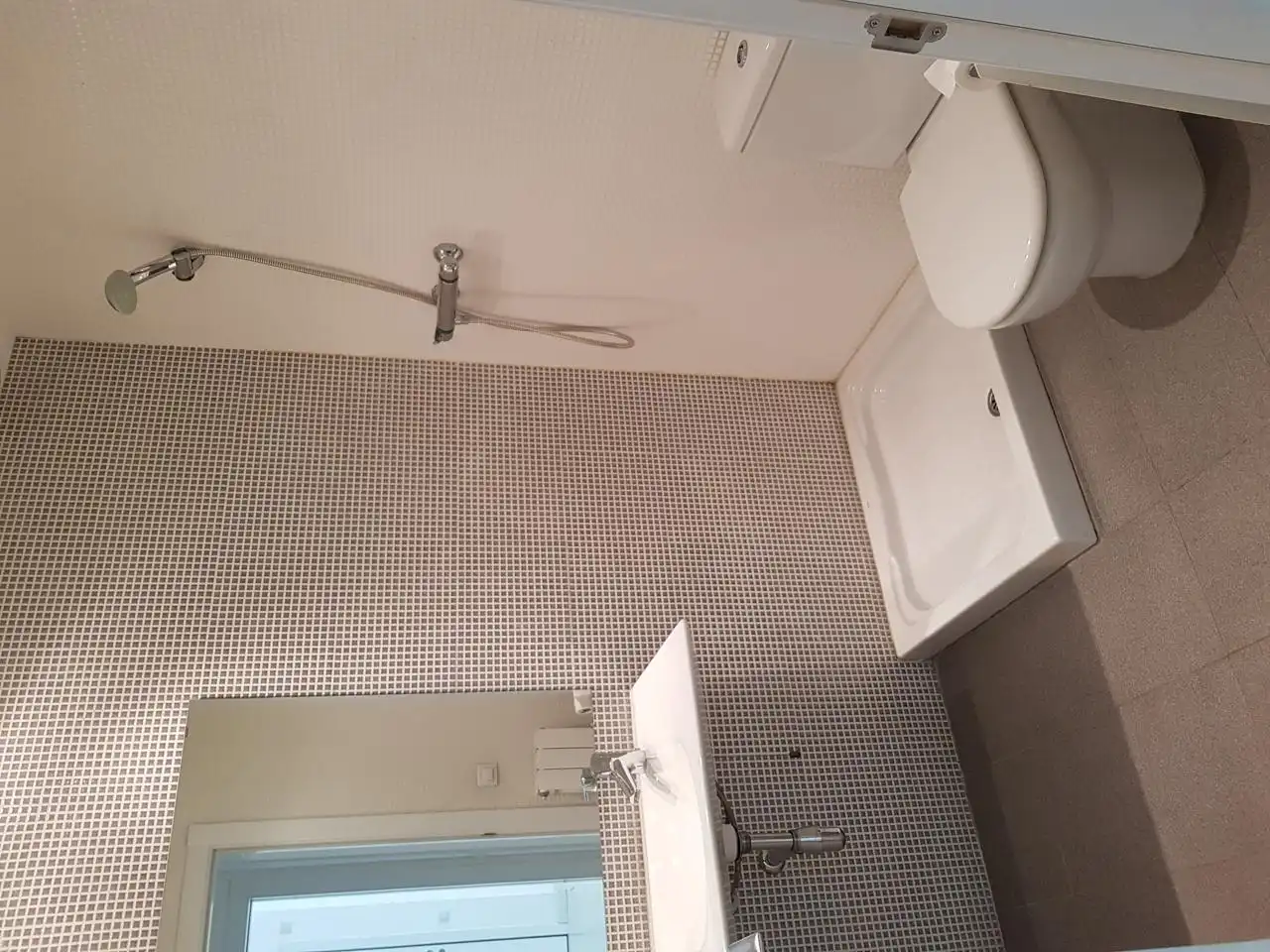 Bathroom of Ground floor for rent in Terrassa  with Air Conditioner and Heating